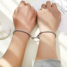 Load image into Gallery viewer, 2pcs / Set Heart Charm Magnet Attracts Couple Bracelet Fashion Stainless Steel Chain Couple Attracting Bracelets For Men Women Silver Gold Chain Bracelets Magnet Hearts Attracting Each Other Bracelet