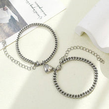 Load image into Gallery viewer, 2pcs / Set Heart Charm Magnet Attracts Couple Bracelet Fashion Stainless Steel Chain Couple Attracting Bracelets For Men Women Silver Gold Chain Bracelets Magnet Hearts Attracting Each Other Bracelet