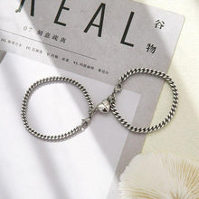 Load image into Gallery viewer, 2pcs / Set Heart Charm Magnet Attracts Couple Bracelet Fashion Stainless Steel Chain Couple Attracting Bracelets For Men Women Silver Gold Chain Bracelets Magnet Hearts Attracting Each Other Bracelet