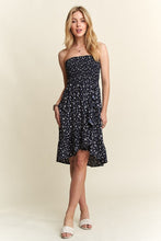Load image into Gallery viewer, Smocked Floral Tube Dress with Pockets For Summer – FeminineFluttering Floral Tube Dress with Smocked Bodice and Convenient Pockets for a Stylish, Practical Look