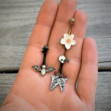 Load image into Gallery viewer, Rose Gold Tone Spring Blossom Pretty White Flower Belly Ring