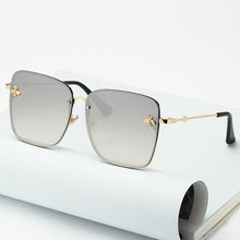 Load image into Gallery viewer, New Fashion Lady Oversize Rimless Square Bee Sunglasses For Women With Small Bee Glasses Design Gradient Sunglasses With UV400
