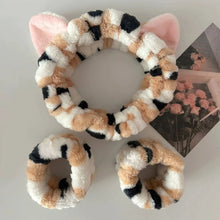 Load image into Gallery viewer, 3pcs Wash Face Headband Soft Comfortable Plush Headband Wrist Strap Set For Girls Cartoon Cat Ear Shaped Wash Up Headband Kit