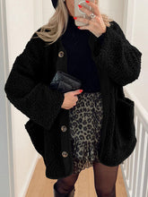 Load image into Gallery viewer, Modern Cozy Women Luxuriously Cozy Contrast Button Up Sherpa Jacket with Pockets For Fall & Winter