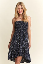 Load image into Gallery viewer, Smocked Floral Tube Dress with Pockets For Summer – FeminineFluttering Floral Tube Dress with Smocked Bodice and Convenient Pockets for a Stylish, Practical Look
