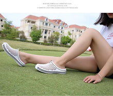 Load image into Gallery viewer, Garden Clog Women Quick Drying Summer Beach Slipper Flat Outdoor Sandals Breathable Mesh Sandals Beach Footwear Anti-Slip Slippers Quick Drying Sandals