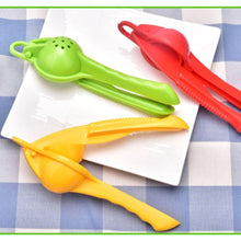 Load image into Gallery viewer, Lemon Squeezer Liquid Portable Multi-Functional Lemon Squeezer Manual Orange Citrus Juicer Home Lemon Clip Squeeze Juice Mini Orange Press Juice Kitchen Tools Manual Fruit Juicer Mini Blender