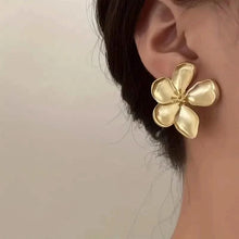 Load image into Gallery viewer, Vintage French-style Golden Flower Earrings