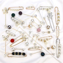 Load image into Gallery viewer, 1pcs Fashion Pearl Fixed Strap Charm Safety Pin Sweater Cardigan Clip Brooches Rhinestone Metal Jewelry Sweater Shawl Clips Faux Crystal and Pearl Pins for Fixing on Sweaters
