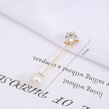 Load image into Gallery viewer, 1pcs Fashion Pearl Fixed Strap Charm Safety Pin Sweater Cardigan Clip Brooches Rhinestone Metal Jewelry Sweater Shawl Clips Faux Crystal and Pearl Pins for Fixing on Sweaters
