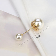 Load image into Gallery viewer, 1pcs Fashion Pearl Fixed Strap Charm Safety Pin Sweater Cardigan Clip Brooches Rhinestone Metal Jewelry Sweater Shawl Clips Faux Crystal and Pearl Pins for Fixing on Sweaters
