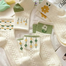 Load image into Gallery viewer, 5-Pairs: Stylish Retro Floral Socks
