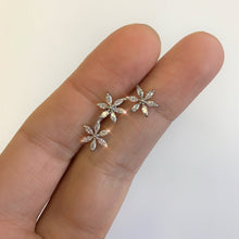 Load image into Gallery viewer, 16G 1/4 Clear CZ Gem Tri Flower Cartilage
