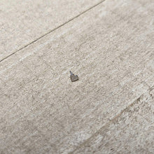 Load image into Gallery viewer, Implant Grade 23 Titanium Heart Threadless Push In Top
