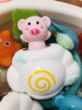 Load image into Gallery viewer, Modern Cartoon Duck Baby Water Toys Bath Toys Children Bathroom Sprinkler Toys Penguin Clockwork For Kids
