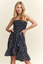 Load image into Gallery viewer, Smocked Floral Tube Dress with Pockets For Summer – FeminineFluttering Floral Tube Dress with Smocked Bodice and Convenient Pockets for a Stylish, Practical Look
