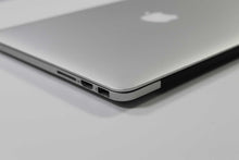 Load image into Gallery viewer, Apple MacBook Pro 13-inch 2014 2.6GHz Core i7 8GB RAM Integrated Graphics (Wear &amp; Tear Special)
