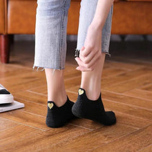 Load image into Gallery viewer, Cute Heart Design 4 Pairs Socks For Women Fashion Spring Cotton Modern Girls Casual Outdoor Socks For Women
