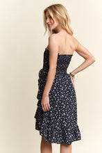 Load image into Gallery viewer, Smocked Floral Tube Dress with Pockets For Summer – FeminineFluttering Floral Tube Dress with Smocked Bodice and Convenient Pockets for a Stylish, Practical Look
