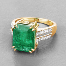Load image into Gallery viewer, IGI Certified 8.49 Carat Genuine Zambian Emerald and White Diamond 14K Yellow Gold Ring
