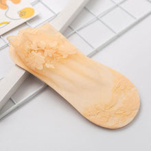 Load image into Gallery viewer, Leaves Patterned Lace Invisible Thin Short Lace Boat Socks Hollow Non-slip Shallow Socks For Women

