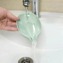 Load image into Gallery viewer, Portable Soap Dish Leaf Shape Soap Holder Leaf Shaped Soap Box Soap Dish For Bathroom Suction Cup Bathroom Storage For Soap Soap Dishes Sponge Container with Suction Cup Leaf Shape Self Draining for Bathroom Kitchen Sink
