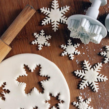 Load image into Gallery viewer, Snowflake Fondant Cake Decorating Tools Sugarcraft Cutter Mold Cake Decorating Baking Tools Kitchen Accessories 3Pcs/Set Snowflake Cookie Cutter Set Cake Decorating Mold Fondant Winter Theme Molds
