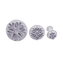 Load image into Gallery viewer, Snowflake Fondant Cake Decorating Tools Sugarcraft Cutter Mold Cake Decorating Baking Tools Kitchen Accessories 3Pcs/Set Snowflake Cookie Cutter Set Cake Decorating Mold Fondant Winter Theme Molds

