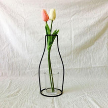Load image into Gallery viewer, Style Retro Line Flowers Vase Frame Nordic Style Wall Hanging Metal Holder Modern Solid Home Decor Modern Rose Frame Clear Vase Planter Flower Holder Decorations for Wedding Living Room, Office Party
