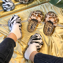 Load image into Gallery viewer, Summer Black White Leopard Print Fur Slippers For Women's Outer Wear Flat Bottom Slippers Women's Plush Faux Fur Fuzzy Slide On Open Toe Slipper With Memory Foam
