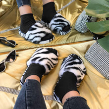 Load image into Gallery viewer, Summer Black White Leopard Print Fur Slippers For Women's Outer Wear Flat Bottom Slippers Women's Plush Faux Fur Fuzzy Slide On Open Toe Slipper With Memory Foam
