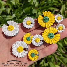 Load image into Gallery viewer, Yellow Daisy Flower Screw Fit Plug Set
