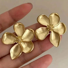 Load image into Gallery viewer, Vintage French-style Golden Flower Earrings
