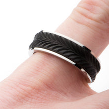 Load image into Gallery viewer, Mens Center Solid Carbon Fiber Leaf Patterned Stainless Steel Ring
